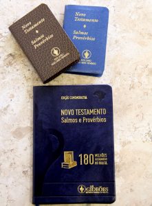 gideos-entregam-biblia-a-governador2