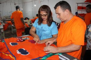 Interno Unindo sustentabilidade à ressocialização, detentos aprendem a confeccionar peças exclusivas