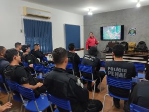 Policiais treinam técnicas de combate em torre para caso de ataques externos