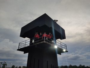 Policiais treinam técnicas de combate em torre para caso de ataques externos