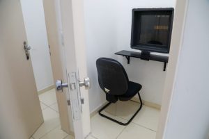 >Cada parlatório tem divisão de segurança entre o advogado e o cliente.
