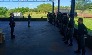Grupo de policiais penais durante treinamento operacional.
