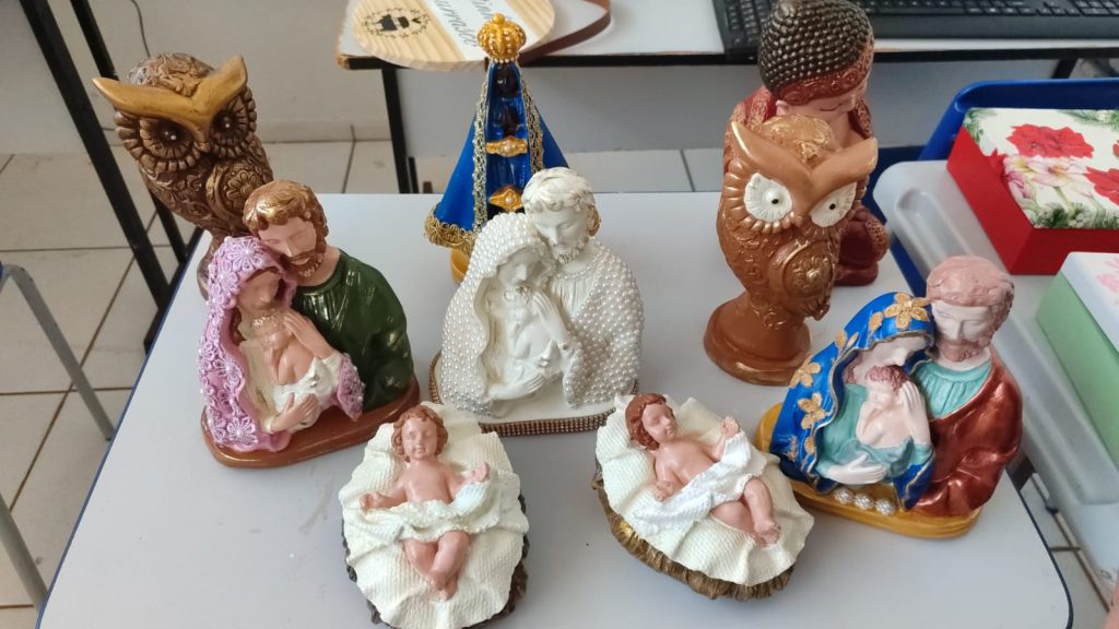 Peças artesanais entre a sagrada família, menino jesus, nossa senhora aparecida.