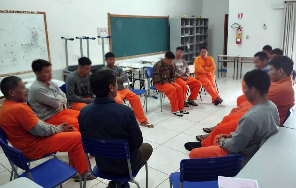 internos indígenas sentado em uma roda de conversa com psicólogo.