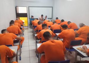 internos em sala de aula participando do projeto.