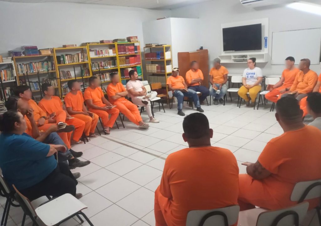 Intrnos em roda de conversa participando do projeto.