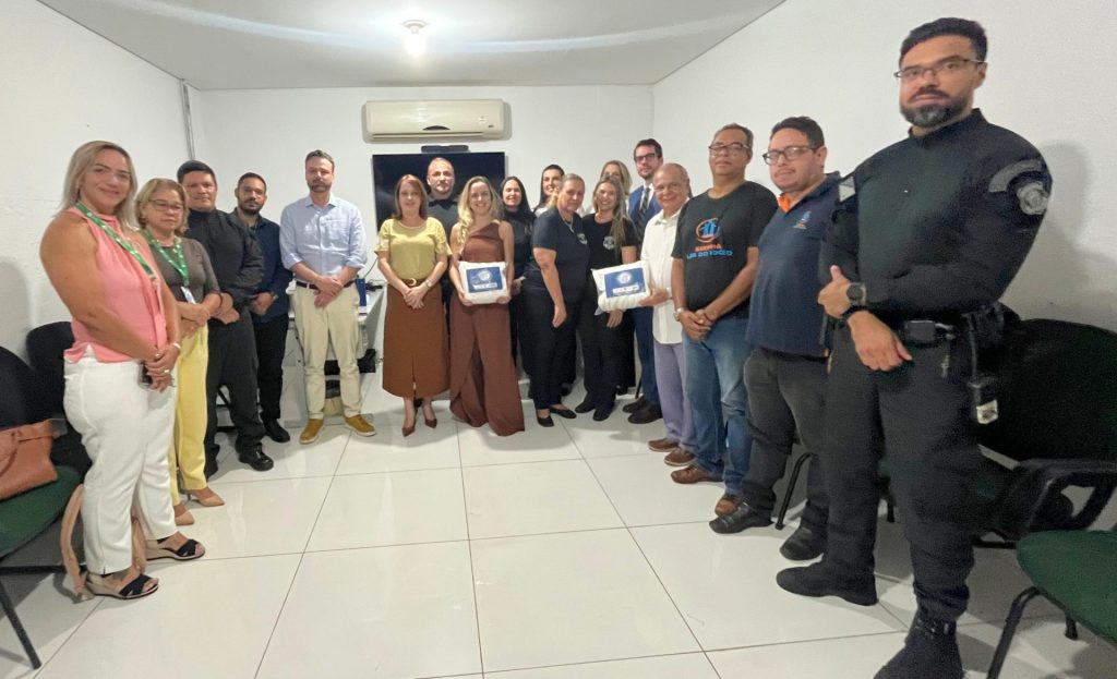 A entrega contou com representantes de todas as instituições parceiras no projeto.