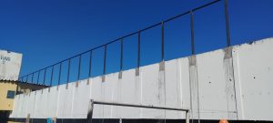 Instalação de telas pra coibir arremessos.