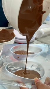 Aprenderam técnicas de derretimento do chocolate.