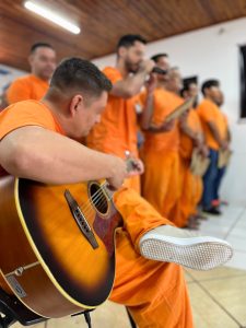 Grupo musical recebeu novos equipamentos e ampliou o projeto para atender mais internos.