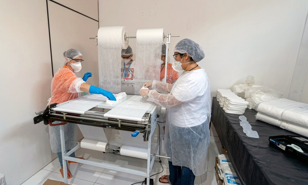 Internas do EPFIIZ durante produção de absorventes.