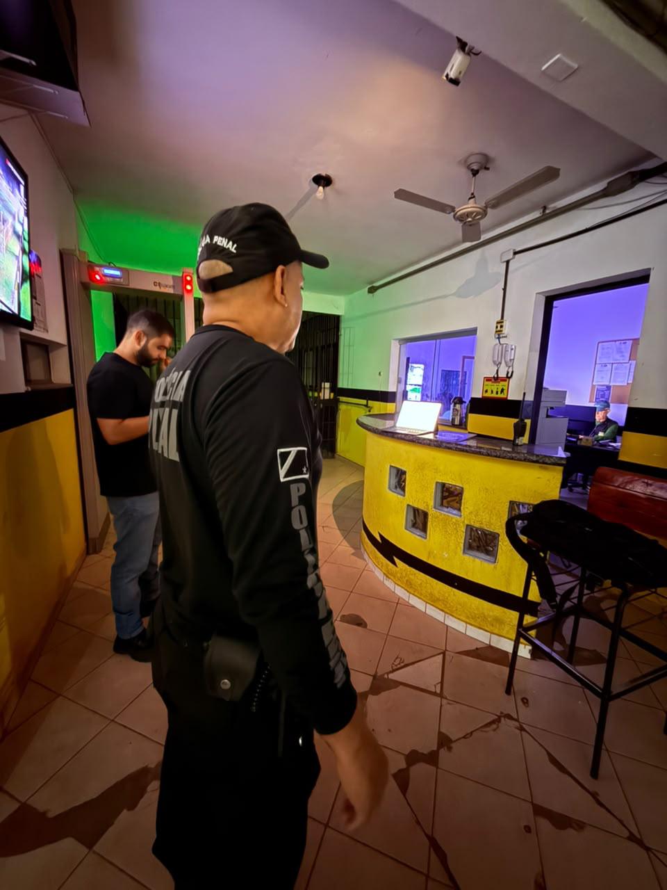 Policiais durante a Operação modo avião.