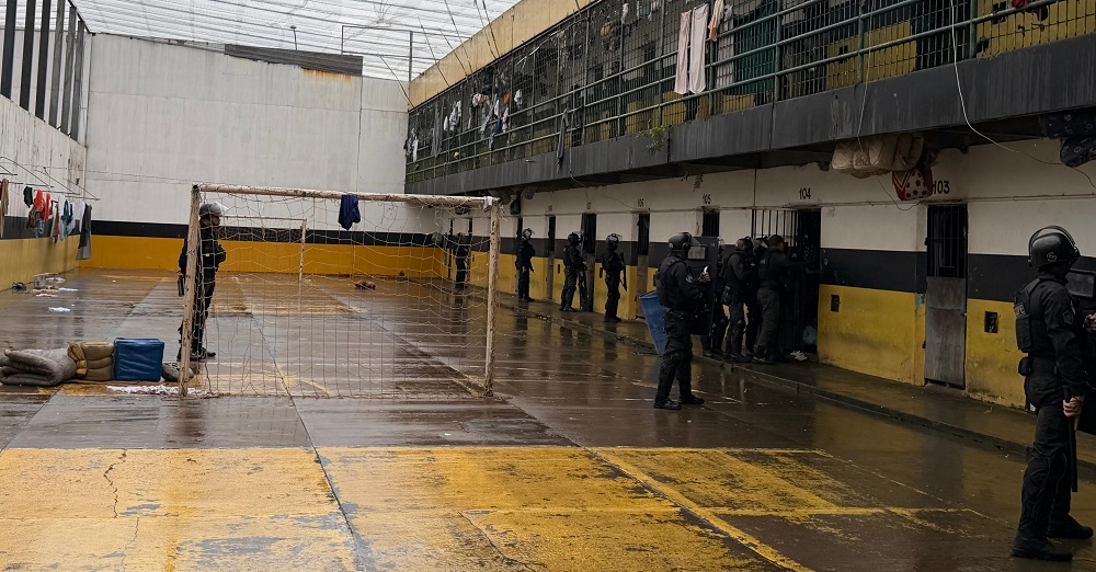 COPE fazendo contenção de celas para as revistas.