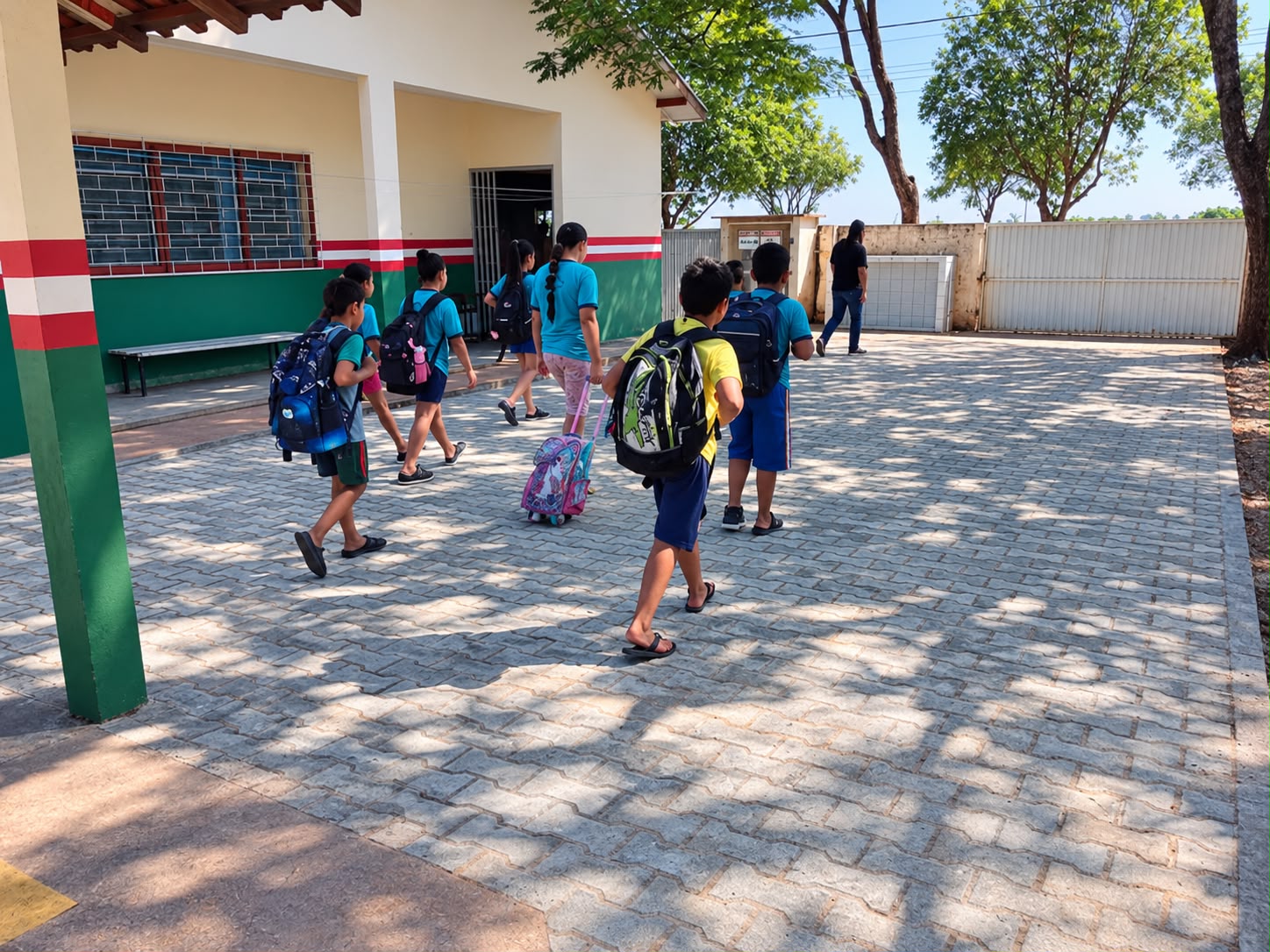 Crianças caminhando sobre a calçada instalada na escola.