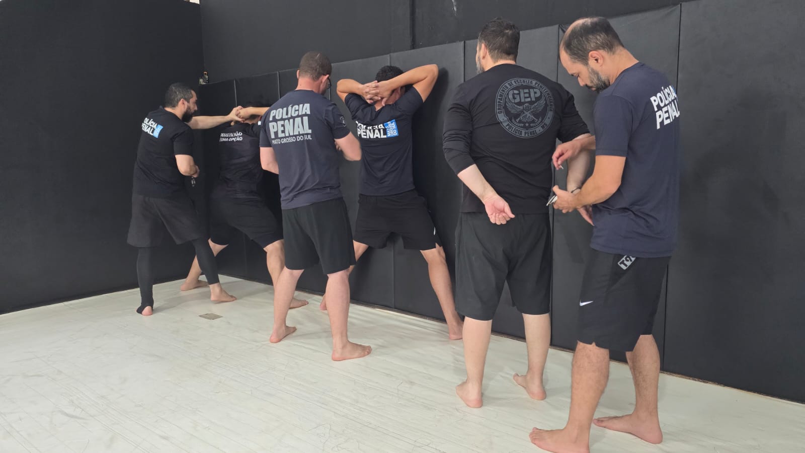 Policiais penais em aula de imobilização.
