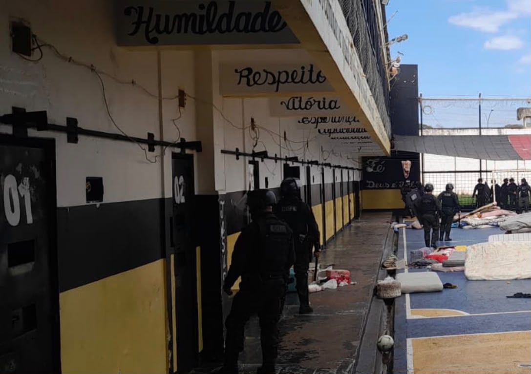 Operacionais do COP no pavilhão da PED durante operação