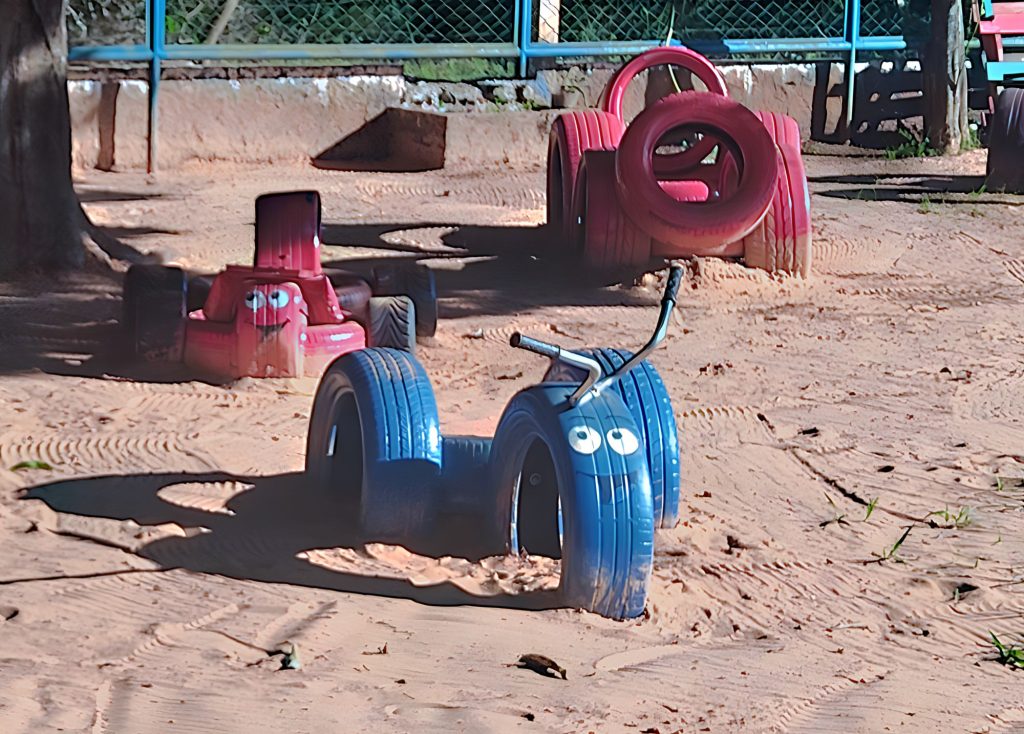 Projeto que transforma pneus em parques beneficia escola infantil de Anhanduí