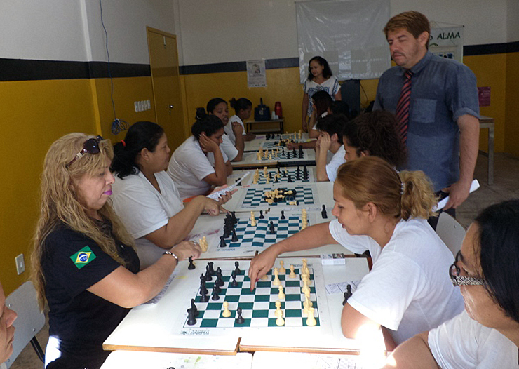 Estudantes da rede pública participam de 'Clube de Xadrez' nas