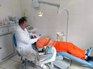 dentista atendendo interno.