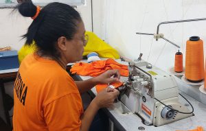 Oficina em presídio ocupa e profissionaliza detentas com a produção dos próprios uniformes